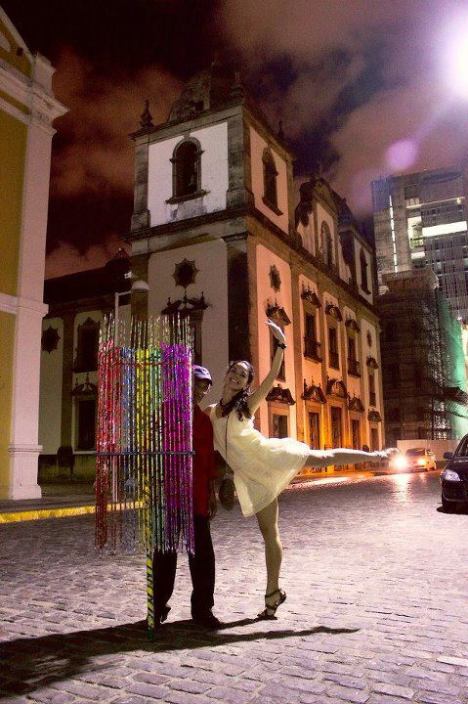 Nanny Alves com o senhor do pirulito. Foto: Leonardo Cisneiros