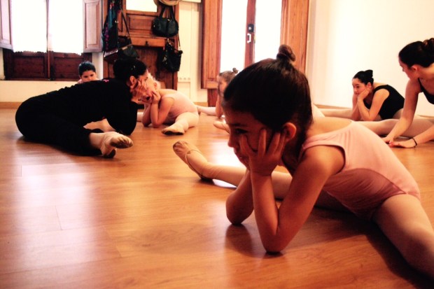 Maestra Nanny y Alumnas Nanny Alves Escola de Dansa. Foto: Francisco Gozon 2017